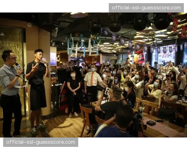 法甲俱乐部开放训练日，吸引数千名球迷到场参与